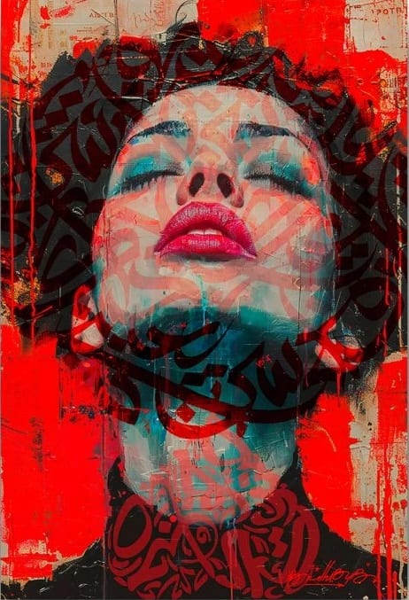 Portrait digital d'une femme aux yeux fermés, visage levé, traversé de calligraphie arabe sur fond rouge